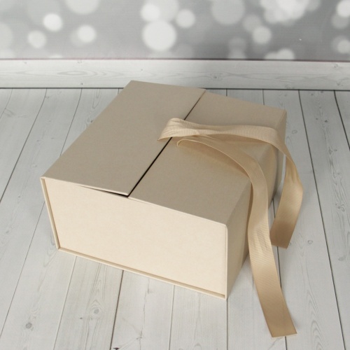 Коробка с откидной крышкой 18х9х18, бежевый, дизайнерская бумага, репсовая лента