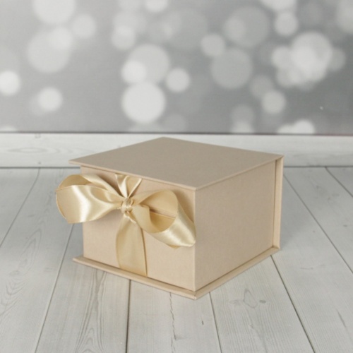 Коробка с откидным верхом 10х7х10, бежевый, дизайнерская бумага, лента атласная