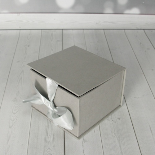 Коробка с откидным верхом 10х7х10, серый, дизайнерская бумага, лента атласная