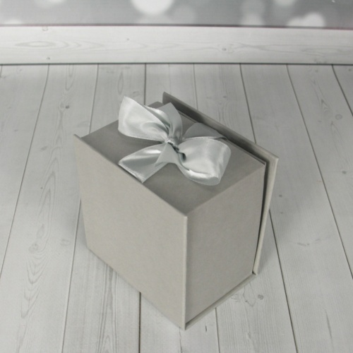 Коробка с откидным верхом 10х7х10, серый, дизайнерская бумага, лента атласная