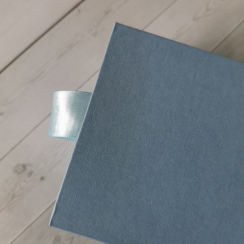 Коробка с откидным верхом 10х7х10, голубой, дизайнерская бумага, лента атласная