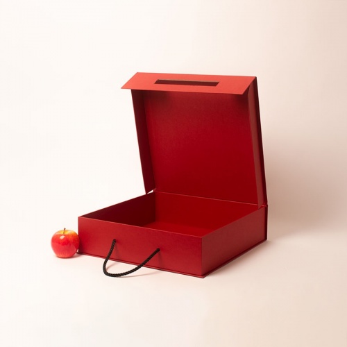 Коробка с откидной крышкой 40x40x10, красный, дизайнерская бумага, витой шнур черный