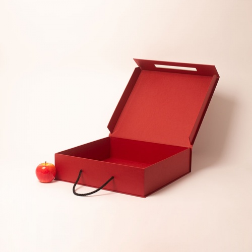 Коробка с откидной крышкой 40x40x10, красный, дизайнерская бумага, витой шнур черный