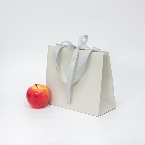 Пакеты бумажные 23х20х10см, цвет - бежевый, материал - мелованная бумага, ламинация - матовая, ручки - лента репсовая, фото 2