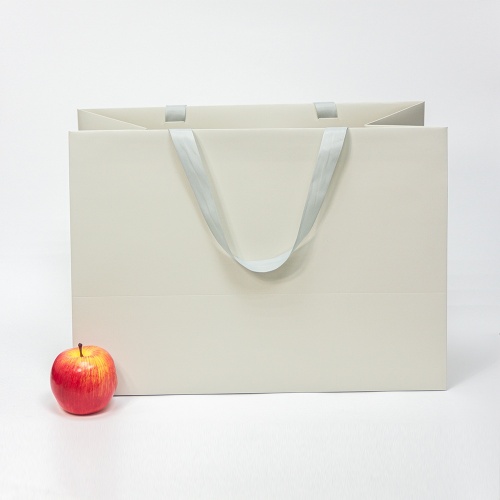 Пакеты бумажные 45х32х24см, цвет - бежевый, материал - картон, ламинация - матовая, ручки - лента репсовая, фото 1 (вид спереди)