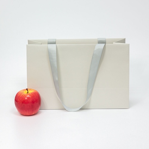 Пакеты бумажные 31х20х13см, цвет - бежевый, материал - картон, ламинация - матовая, ручки - лента репсовая, фото 1 (вид спереди)