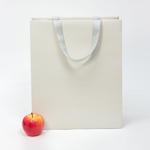 Пакеты бумажные 33х40х16см, цвет - бежевый, материал - картон, ламинация - матовая, ручки - лента репсовая, фото 1 (вид спереди)