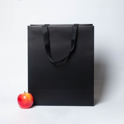 Пакеты бумажные 33х40х16см, цвет - черный, материал - картон, ламинация - матовая, ручки - лента репсовая, фото 1 (вид спереди)