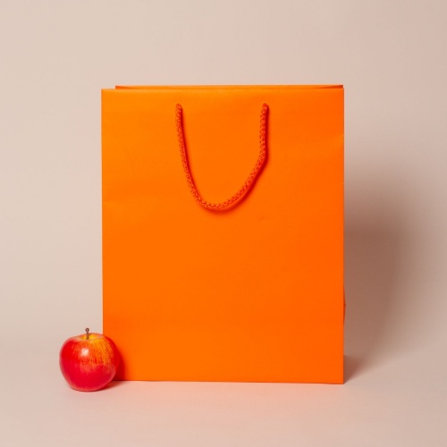 Пакеты бумажные 33х40х16см, цвет - оранжевый, материал - мелованная бумага, ламинация - матовая, ручки - лента репсовая, фото 1 (вид спереди)