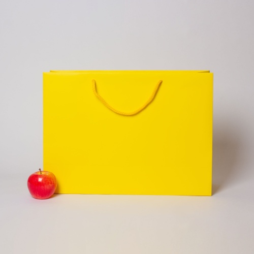 Пакеты бумажные 47х34х16см, цвет - желтый, материал - мелованная бумага, ламинация - матовая, ручки - шнур, фото 1 (вид спереди)