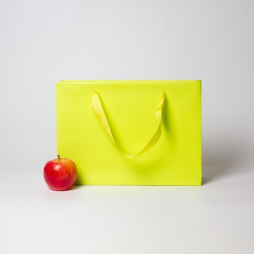 Пакеты бумажные 35х25х10см, цвет - салатовый, материал - мелованная бумага, ламинация - матовая, ручки - лента репсовая, фото 1 (вид спереди)