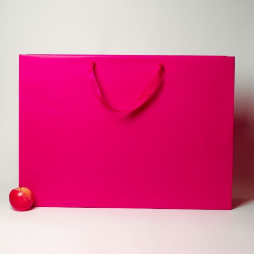 Пакеты бумажные 70х50х20см, цвет - пурпурный, материал - мелованная бумага, ламинация - матовая, ручки - лента репсовая, фото 1 (вид спереди)
