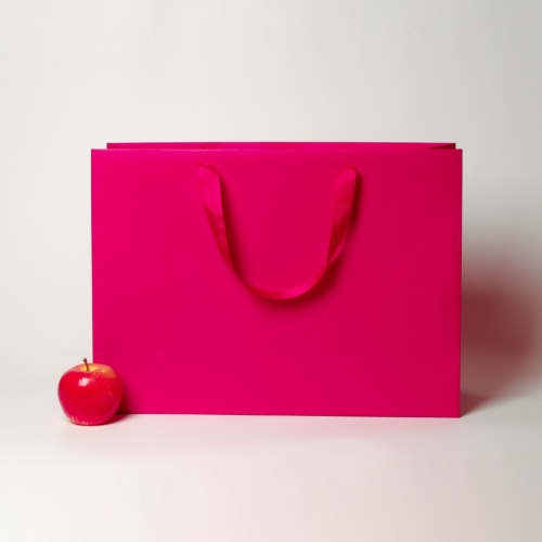 Пакеты бумажные 47х34х16см, цвет - пурпурный, материал - мелованная бумага, ламинация - матовая, ручки - лента репсовая, фото 1 (вид спереди)