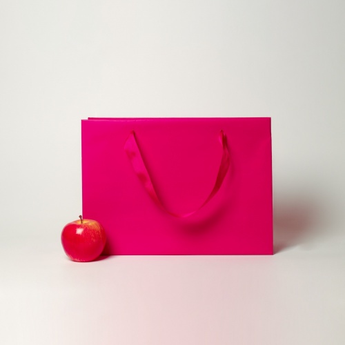 Пакеты бумажные 35х25х10см, цвет - пурпурный, материал - мелованная бумага, ламинация - матовая, ручки - лента репсовая, фото 1 (вид спереди)