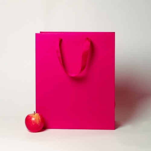 Пакеты бумажные 33х40х16см, цвет - пурпурный, материал - мелованная бумага, ламинация - матовая, ручки - лента репсовая, фото 1 (вид спереди)