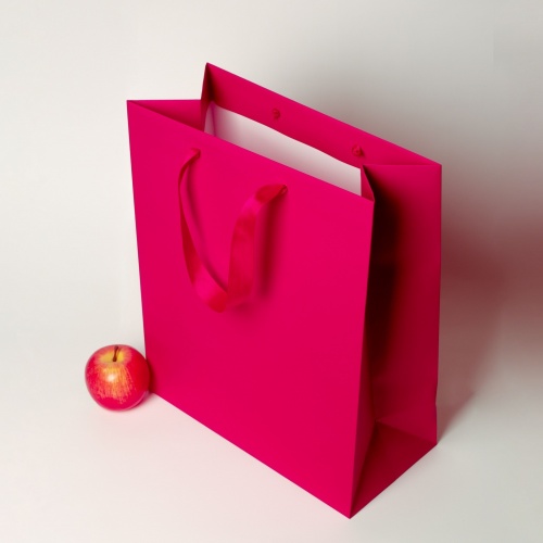Пакеты бумажные 33х40х16см, цвет - пурпурный, материал - мелованная бумага, ламинация - матовая, ручки - лента репсовая, фото 4