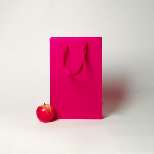 Пакеты бумажные 23х36х10см, цвет - пурпурный, материал - мелованная бумага, ламинация - матовая, ручки - лента репсовая, фото 1 (вид спереди)