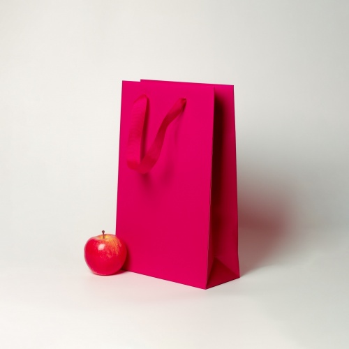 Пакеты бумажные 23х36х10см, цвет - пурпурный, материал - мелованная бумага, ламинация - матовая, ручки - лента репсовая, фото 2