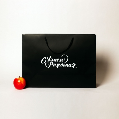 Пакеты бумажные 47х34х16см, цвет - черный, материал - мелованная бумага, ламинация - матовая, ручки - шнур, фото 1 (вид спереди)