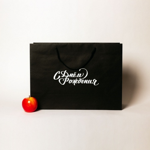Пакеты бумажные 47х34х16см, цвет - черный, материал - плотный крафт, ламинация - без ламинации, ручки - шнур, фото 1 (вид спереди)