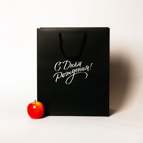 Пакеты бумажные 33х40х16см, цвет - черный, материал - мелованная бумага, ламинация - матовая, ручки - шнур, фото 1 (вид спереди)